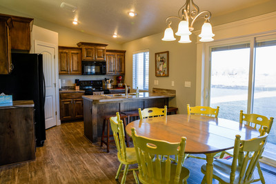 real estate photography - interior shot of kitchen and dining space